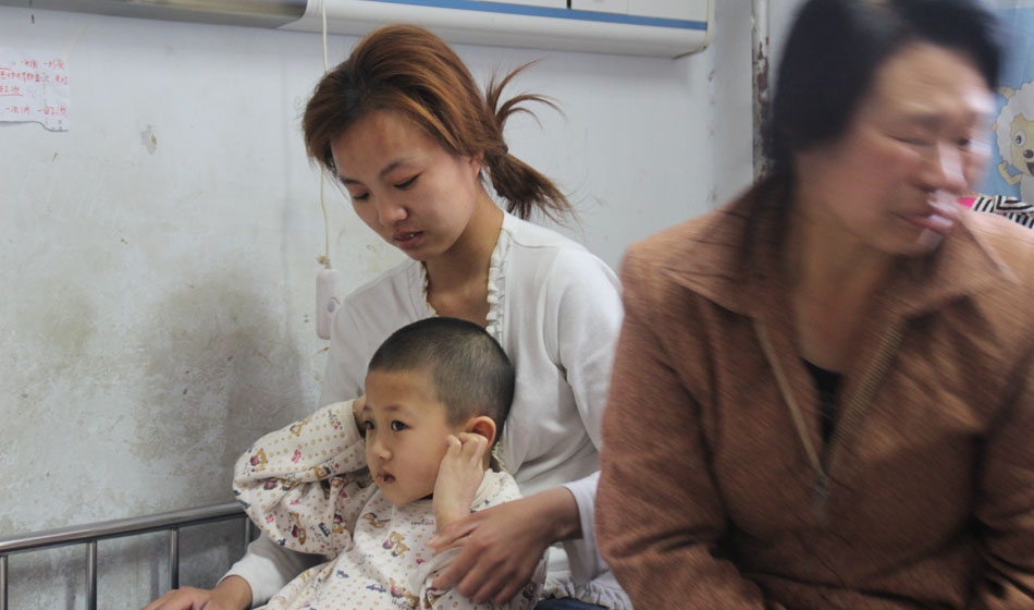 骨穿刺之后的小彬嫻心理產生了恐懼感，面對前來看望她的好心人士她會叫著捂上耳朵，使勁往媽媽的身體里躲，她總害怕自己再次承受那樣的疼痛。小彬嫻每一次這樣的舉動都深深刺痛著家人的心，他們不想讓孩子如此痛苦，又不想放棄治療，因為醫(yī)生說小彬嫻病情的治愈率挺高的，他們一定要陪孩子堅強地區(qū)戰(zhàn)勝病魔。