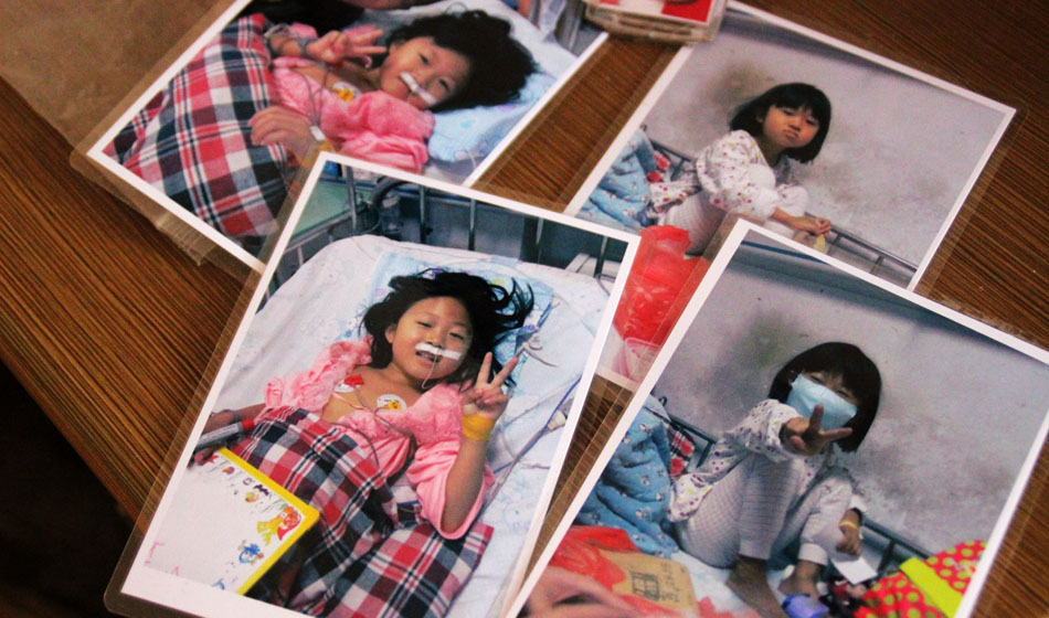 骨穿刺之前的輸血治療，小彬嫻的叔叔給她拍下的定格的微笑?！盀榱诵”驄梗依镒钪靛X的三馬車賣掉了，她叔叔把自己心愛的小車也賣掉了?！鄙Ｏ壬吹脚畠壕陀X得一切都值！