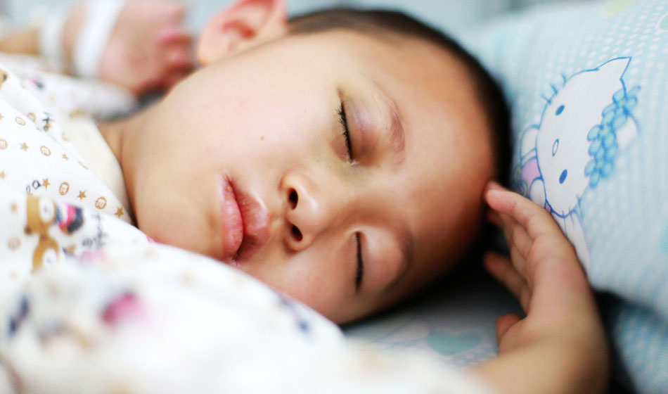 小彬嫻眼部、嘴部、脖子等出血點致使她無法吃硬東西，不小心劃破一下對她就是最大的損失，每個人都在保護著她，包括幼小的她自己。