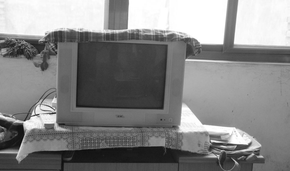 這臺彩色電視機是家里唯一的家用電器，而如今它也只是擺設，沒有人打開，即便是色彩斑斕的呈現，對這一家人來說都是黑白。