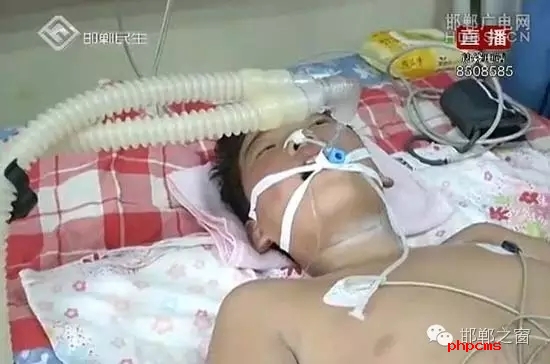 劉少攀今年12歲，魏縣人，得了格林巴利綜合征，在邯鄲市第一醫(yī)院兒科急診救治，每天需要一萬多的費用，這對一個年收入不到兩萬元，而且還要撫養(yǎng)三個孩子的家庭來說，實在負(fù)擔(dān)不起，目前小少攀還沒有脫離危險期，生命垂危，希望有愛心人士能幫幫他，小少攀父親的電話:15231093608