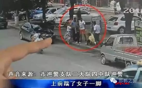 8月5日，市巡警支隊二大隊四中隊巡警在水廠路上巡邏時，突然一名神色慌張的男子攔下了警車，男子向巡警說他的愛人被打了。巡警立即查看情況，發(fā)現(xiàn)一名約30歲的女子手捂腹部倒在便道上，巡警立即撥打了110和120。經(jīng)了解得知，受傷女子于某某已懷有兩個月身孕，于某某的丈夫與男子有經(jīng)濟糾紛，當(dāng)天男子找于某某的丈夫要錢，結(jié)果起了爭執(zhí)。巡警從醫(yī)院了解到于某某不幸流產(chǎn)。