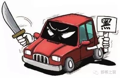 8月3日上午，公交分局接群眾報警稱，在汽車西站搭乘一輛白色奧拓(黑出租車)時，被該車司機持刀搶劫2600元。公交分局迅速組織警力現(xiàn)場勘查、走訪調(diào)查、調(diào)取天網(wǎng)監(jiān)控視頻、尋找嫌疑人蹤跡，經(jīng)大量工作，于次日凌晨6時許，辦案民警在復(fù)興區(qū)大乘寺附近發(fā)現(xiàn)嫌疑人的活動蹤跡。經(jīng)縝密布控，辦案民警在火車站一舉將犯罪嫌疑人張某某抓獲，犯罪嫌疑人張某某對持刀搶劫乘客的犯罪事實供認(rèn)不諱。