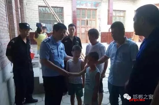 8月11日上午，邯鄲館陶縣公安局指揮中心接到報(bào)警，柴堡鎮(zhèn)劉村李某因欠柴堡鎮(zhèn)武張屯村李某某錢(qián)款，李某某將李某的兩個(gè)兒子（一個(gè)10歲，一個(gè)8歲）拘禁。民警迅速趕到現(xiàn)場(chǎng)，發(fā)現(xiàn)李某家街門(mén)被反鎖，民警登上盤(pán)梯與嫌疑人談話(huà)，穩(wěn)定其情緒，做其思想工作，當(dāng)日下午17時(shí)20分許，兩個(gè)小男孩被成功解救。