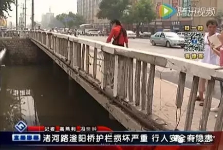 最近住在渚河路滏陽(yáng)橋附近的居民們反映，說(shuō)滏陽(yáng)橋護(hù)欄破損嚴(yán)重，每次從橋上通過(guò)時(shí)，都提心吊膽，附近居民為了安全，用繩子簡(jiǎn)單的進(jìn)行圍擋。