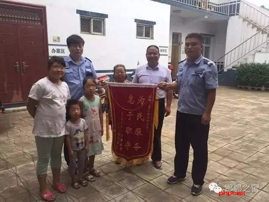 8月份，雞澤縣局店上派出所在開展入戶訪查工作中了解到，2011年，浮東三村村民孟某與外地女子唐某（云南省昭通市人）結(jié)婚，戶口沒有遷移，因是二婚，妻子唐某帶有的三個孩子也跟隨孟某生活，三個孩子均沒有戶口。不幸的是，其妻子唐某在2015年年底因車禍死亡，三個孩子無法取得醫(yī)學(xué)證明，就一直未能申報戶口。民警在獲悉此情況后，主動上門對這3個無戶口孩子進(jìn)行入戶調(diào)查，經(jīng)過一周的緊張工作，雞澤縣局店上派出所會同縣局戶政股為這3個孩子解決了戶口問題，最終將3個孩子的戶口頁交到孟某手中。