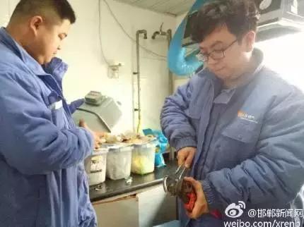 2月28日，邯鄲華潤(rùn)燃?xì)夤竟ぷ魅藛T對(duì)我市叢臺(tái)花園，滏新家園等燃?xì)庥脩暨M(jìn)行安檢，截止目前，該公司已入戶安檢21938戶，發(fā)現(xiàn)隱患并整改1564戶。根據(jù)相關(guān)規(guī)定，燃?xì)饨?jīng)營(yíng)企業(yè)每?jī)赡晷鑼?duì)所管轄范圍內(nèi)的燃?xì)庥脩暨M(jìn)行一次入戶安全檢查工作，其目的是查找安全隱患，確保用戶安全用氣。