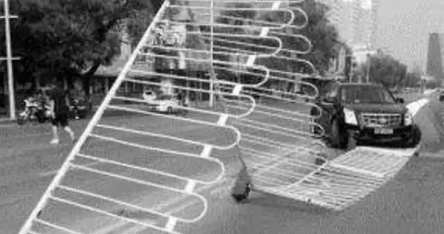 2月13日晚，在河北省邯鄲市渚河路與光明大街交叉口發(fā)生的一起交通逃逸事故。剛輸完液的受害人從羅城頭村口由南向北行駛，正準(zhǔn)備左轉(zhuǎn)時(shí)，卻被迎面而來(lái)的逆行車(chē)輛撞飛在地，該司機(jī)并沒(méi)有停車(chē)，而是加速向南行駛，瞬間就消失的無(wú)影無(wú)蹤了。 隨后，邯山大隊(duì)事故科的民警趕到現(xiàn)場(chǎng)。查出這輛肇事車(chē)輛就在這起事故發(fā)生的三分鐘前，就在位于中華大街渚河路東南角的金業(yè)小區(qū)的停車(chē)場(chǎng)，撞斷停車(chē)場(chǎng)的欄桿后加速逃離了現(xiàn)場(chǎng)。 而前面的這起事故，應(yīng)該就是該車(chē)在逃逸的過(guò)程中行駛到羅城頭附近，撞人后再次逃逸。通過(guò)天網(wǎng)監(jiān)控顯示，這輛轎車(chē)拐進(jìn)一小區(qū)后，就一直沒(méi)有出現(xiàn)過(guò)。2月14日凌晨2點(diǎn)05分警車(chē)到達(dá)該小區(qū)，經(jīng)過(guò)近半個(gè)小時(shí)的搜索，民警在小區(qū)的一個(gè)角落里找到了這輛肇事車(chē)輛。這起發(fā)生在2月13號(hào)的交通肇事逃逸案宣告告破。